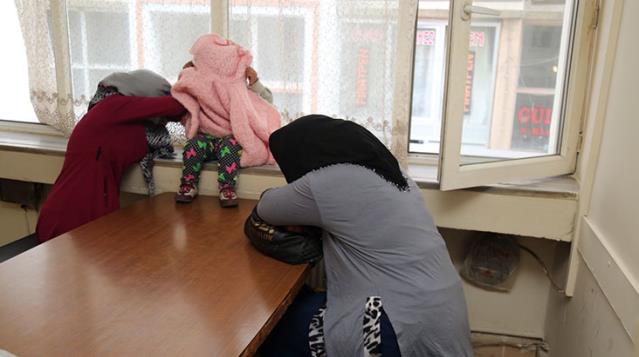 Dilencilerin yöntemi şaşırttı! Marketten gıda aldırıp gıdaları tekrardan markete iade ederek parasını alıyorlar