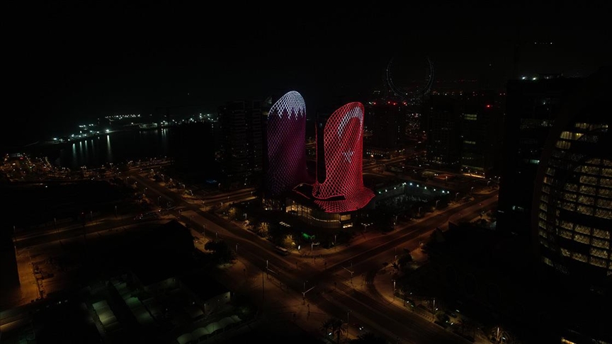 Doha'daki Al Jaber kuleleri, 15 Temmuz'un 6. yılında Katar ve Türk bayraklarıyla aydınlatıldı