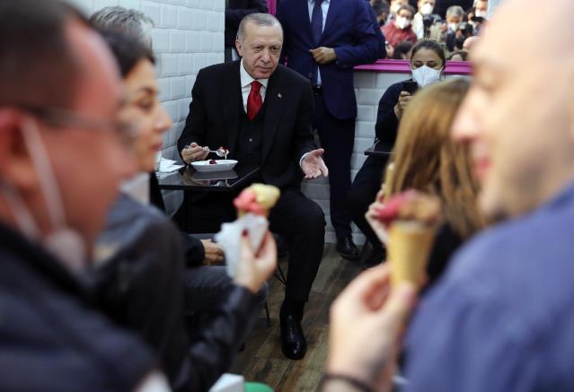 Dondurmacıya uğrayan Cumhurbaşkanı Erdoğan'la Ukraynalı damat arasında güldüren diyalog: Bizim kızı nasıl kandırdın?