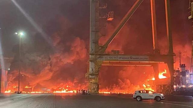 Dubai'de bulunan Cebel Ali Liman'ında korkunç patlama! Alevler gökyüzünü aydınlattı
