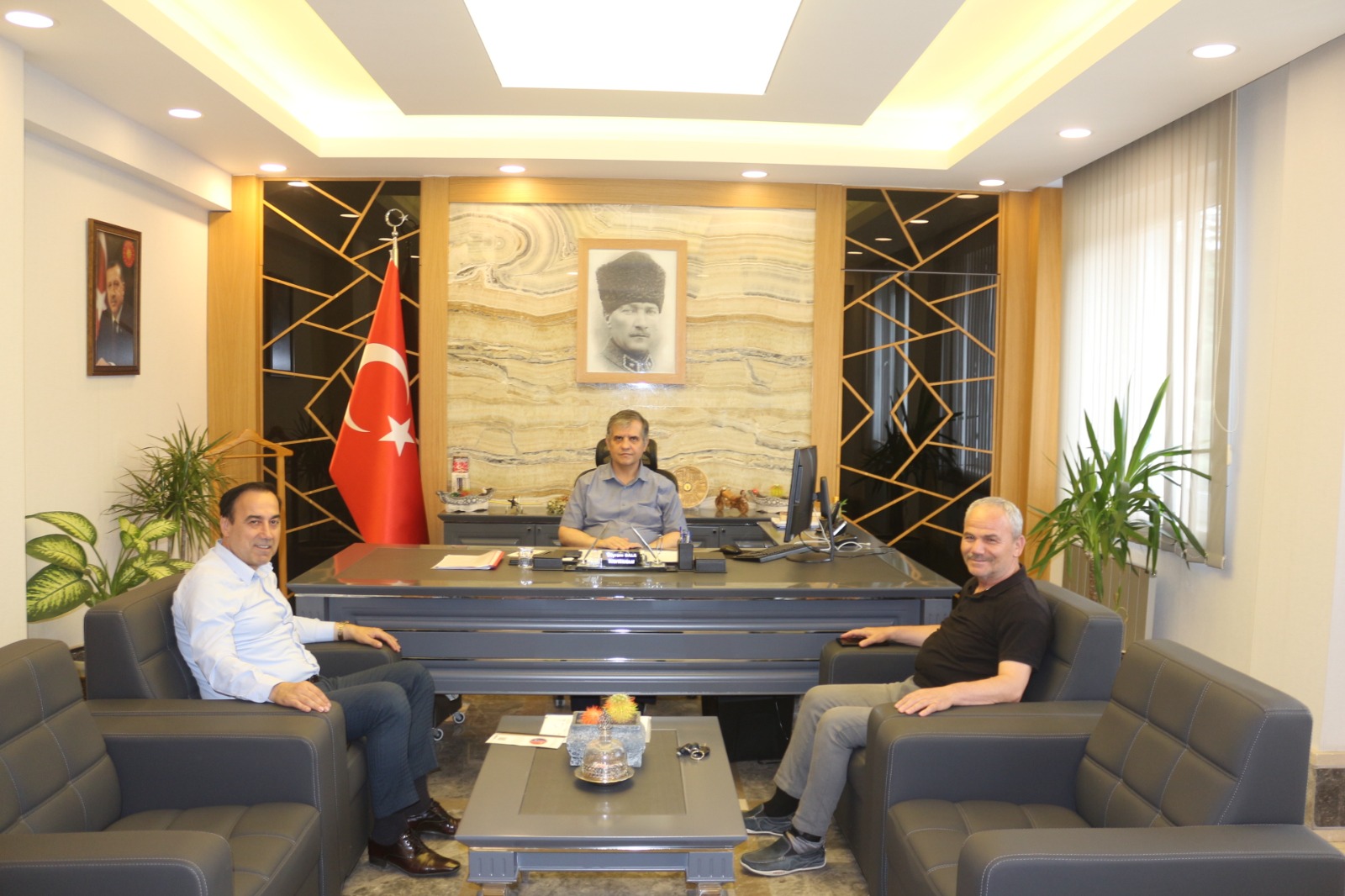 Bucak Kaymakamı Bayram Gale’yi ATİK Genel Başkanı Aziz Şahin ve Naneci Medya Kurucu İmtiyaz Sahibi İbrahim Naneci oğlu ziyaret etti. 