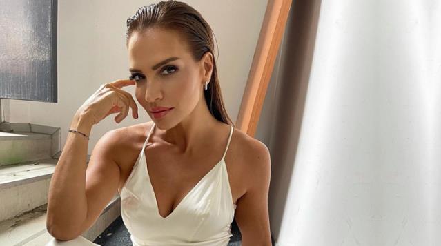Ebru Akel, programına davet ettiği Op. Dr. Melih Gündüz'le el ele görüntülendi