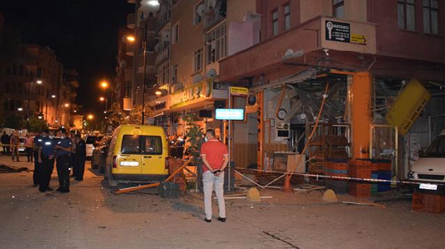 Ekmek fırını bomba gibi patladı! Cadde savaş alanına dönerken şans eseri yaralanan olmadı