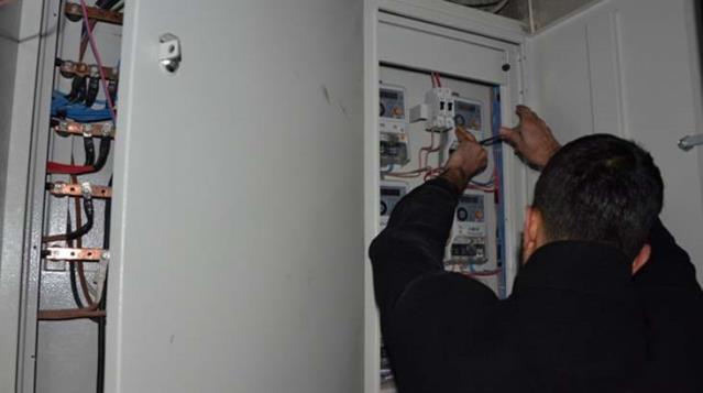 Elektriğini kesmeye gelen görevliyle tartışan kadın kalp krizi geçirdi