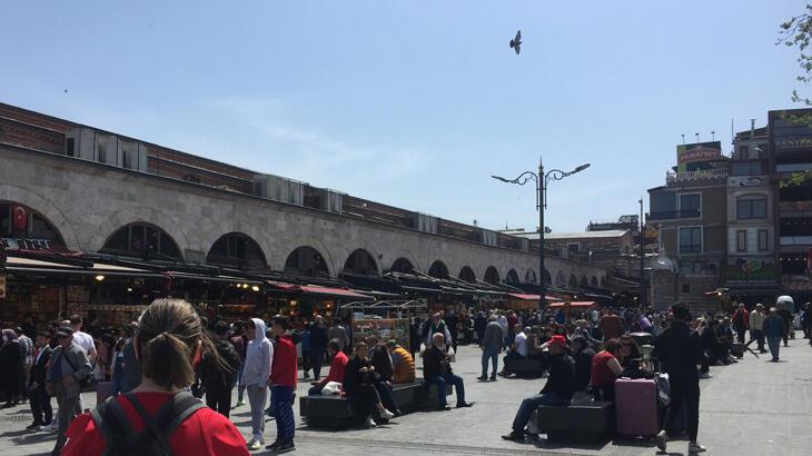 Eminönü'nde bayram alışverişi yoğunluğu yaşanıyor