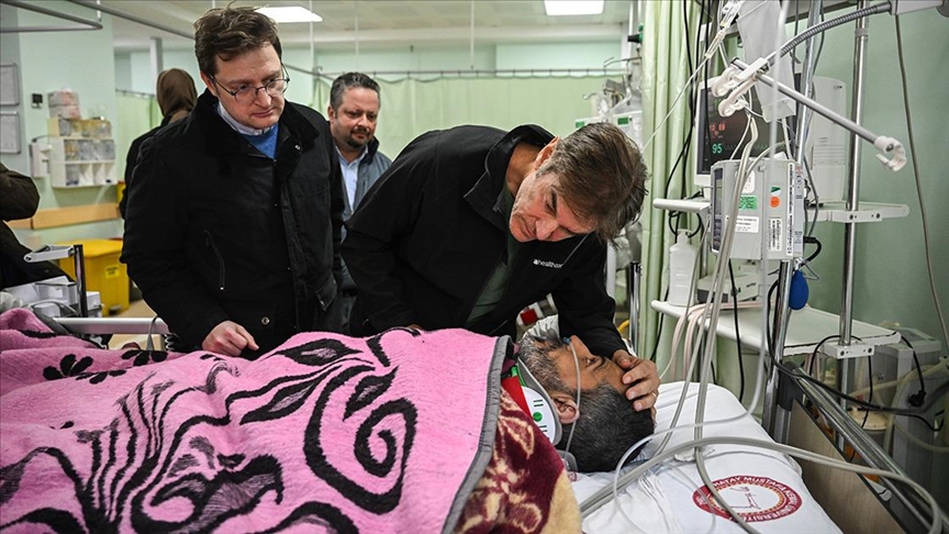 Enkazdan 296. saatte kurtarılan baba yaşadıklarını Dr. Mehmet Öz'e anlattı: Evladımın son isteğini yerine getiremedim