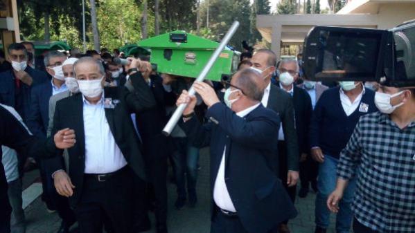 Fatih Terim'in omuz verdiği tabutun direği elinde kaldı