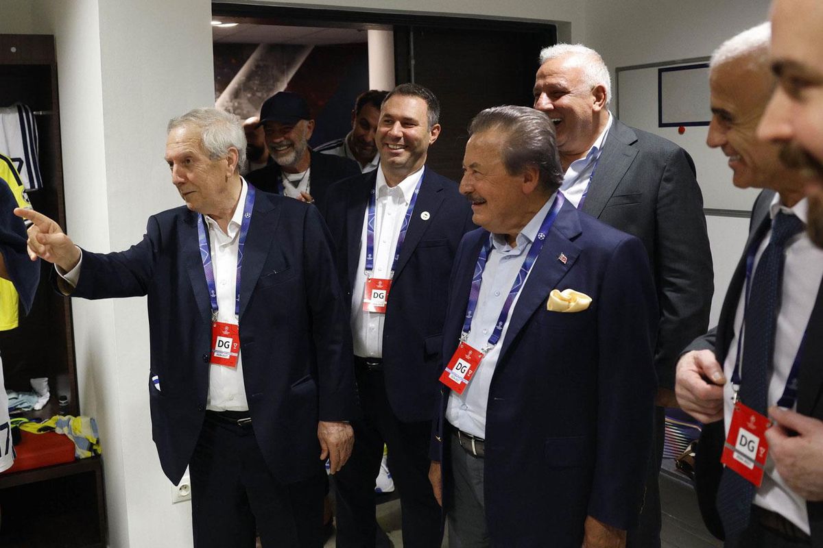Fenerbahçe Şampiyonlar Ligi'nde! Aziz başkan dayanamayıp soyunma odasına indi, müjdeyi verdi