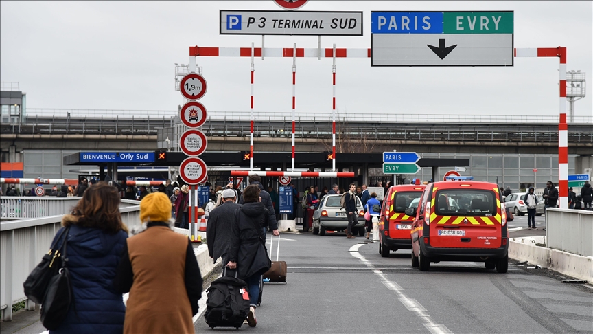Fransa'da, 31 Ocak'ta Orly Havalimanı'ndaki seferlerin yüzde 20'sini iptal çağrısı
