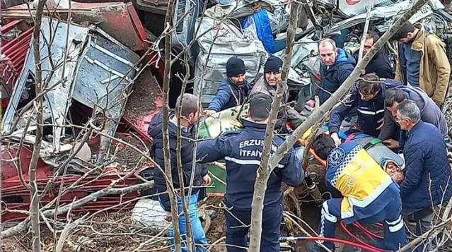 Freni boşalan vinç şarampole yuvarlandı, sürücüsü araçta sıkışıp kaldı!