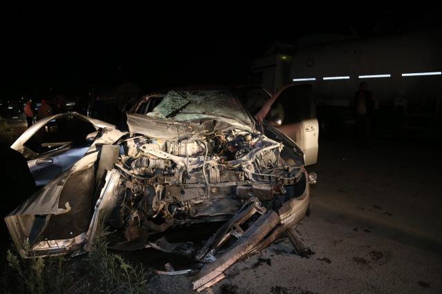 Gece yarısı feci kaza! Park halindeki tankere çarpan araçtaki çocuk camdan yola fırladı