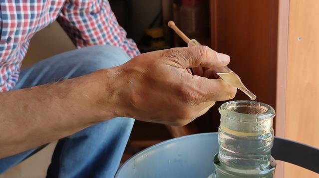 Geleneksel yöntemlerle çıkarttıkları gül yağının gramını 100 TL'den satıyor
