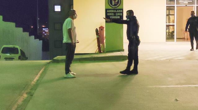 Gözaltındaki şahsın korona olduğu ortaya çıktı! Polisin yüzüne tükürüp 