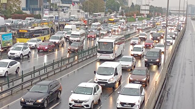Haftanın ilk gününde İstanbul'da trafik durma noktasına geldi
