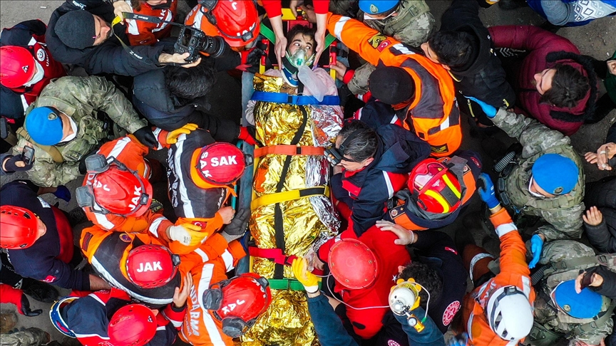 Hatay'da depremden 177 saat sonra 26 yaşındaki kadın enkazdan sağ çıkarıldı