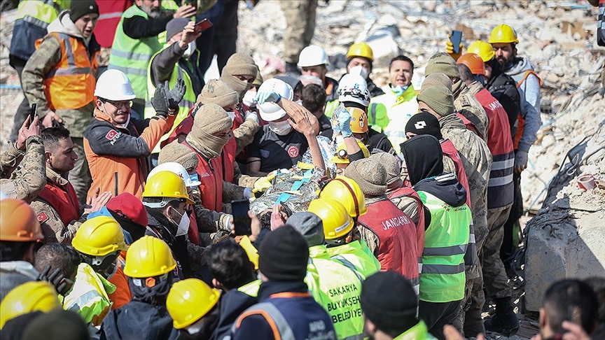 Hatay'da depremin 128. saatinde 13 yaşındaki Arda enkazdan sağ çıkarıldı