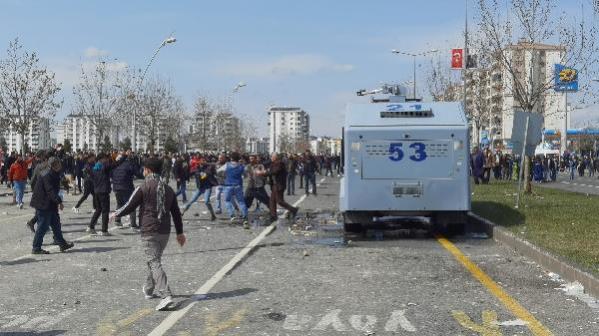 HDP'nin nevruz etkinliğinde terör örgütü lehine slogan atan çok sayıda kişi gözaltına alındı!