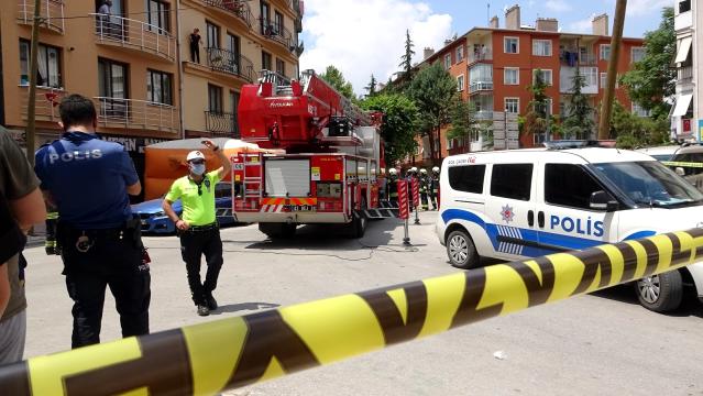 Herkesin gözü önünde elindeki bıçağı boynuna ve karnına sapladı! Hemşire, yürekleri ağza getirdi