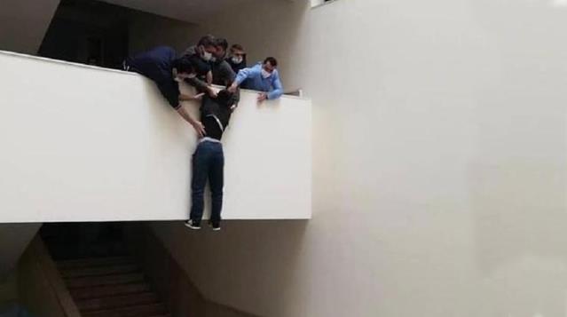 Hırsızlıktan tutuklanan çocuk adliyede canına kıymak istedi