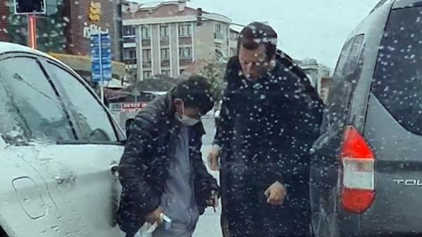 İç ısıtan görüntü! Montunu mendil satan çocuğa veren genç takdir topladı