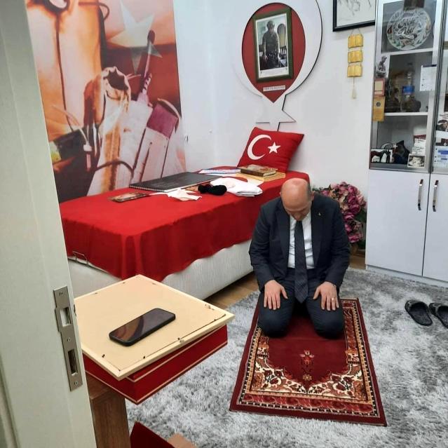 İçişleri Bakanı Soylu, 'Tabuta sığmayan şehid'in seccadesinde namaz kılıp dua etti