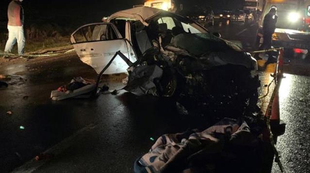 İki aracın kafa kafaya çarpıştığı feci kazada 2 kişi öldü, 2'si ağır 10 kişi yaralandı