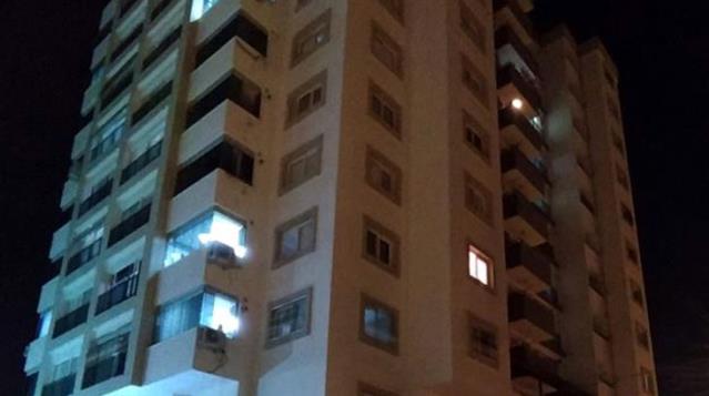 İki sevgili, tartıştıkları arkadaşları tarafından evlerinde tabancayla vuruldu: 1 ölü, 1 yaralı