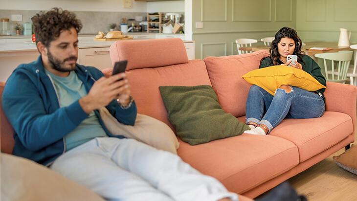 İlişkilerin yeni kara kedisi: Phubbing (Sosyotelizm)