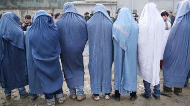 İngiliz askerleri, Taliban'ın eline düşmemek burka giyerek kaçmışlar