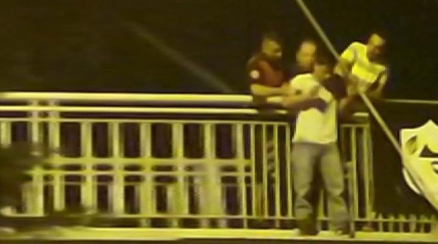 İntihar etmek isteyen gencin tüm planını sessizce arkadan yaklaşan polisler bozdu