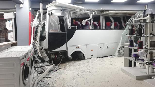 İşçi servisi mobilya mağazasına daldı: 12 yaralı