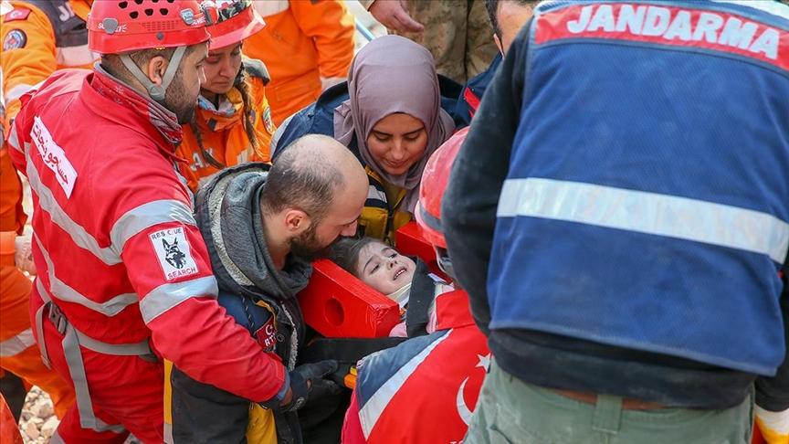 İslahiye'de baba-kız depremin 132. saatinde enkazdan kurtarıldı