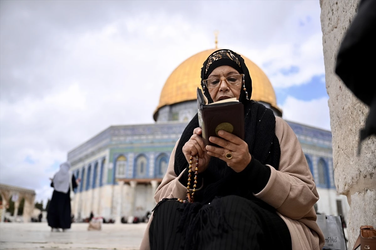 İsrail'in engellemeleri ibadete engel olamadı: 80 bin Filistinli Mescid-i Aksa'da namaz kıldı