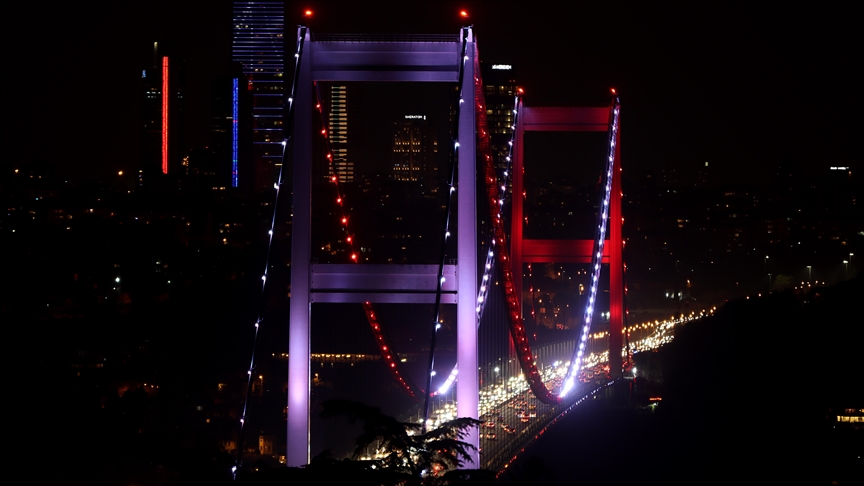İstanbul'da köprüler KKTC  bayrağının renklerine büründü