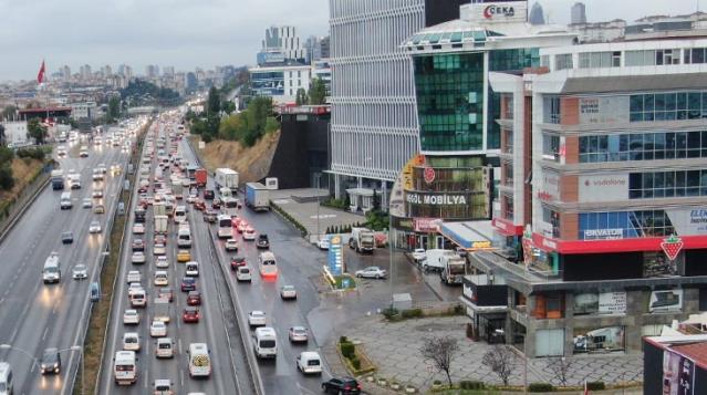 İstanbul'da yağışın etili olması ile trafik yoğunluğu oluştu
