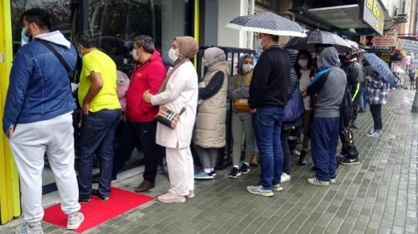 İstanbul Havalimanı'nda unutulan eşyaları 3'te 1 fiyatına satın almak isteyenler kuyruk oluşturdu