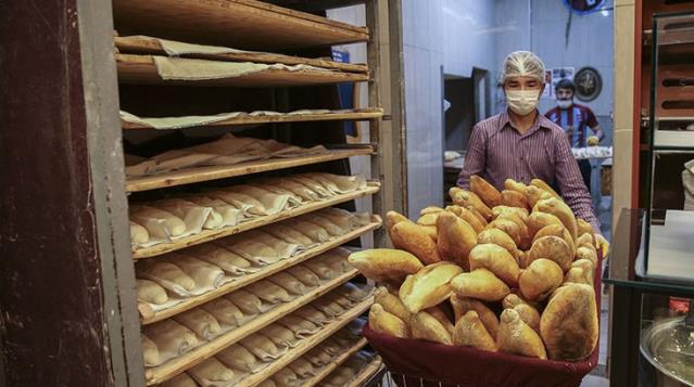 İstanbul'un bazı ilçelerinde ekmek fiyatlarına yapılan zam ortalığı karıştırdı! Vatandaş tepki gösterdi, fırıncı savunma yaptı