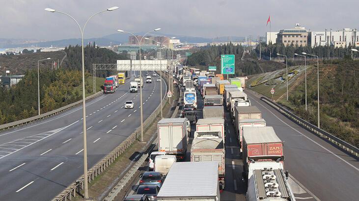 İstanbul yolunda 8 kilometrelik kuyruk! Vali Yerlikaya'dan yeni açıklama