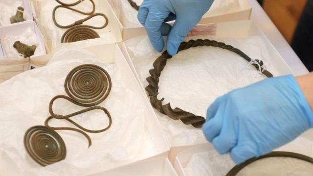 İsveç'te bir ormanda Bronz Çağı'na ait 2 bin 500 yıllık define bulundu