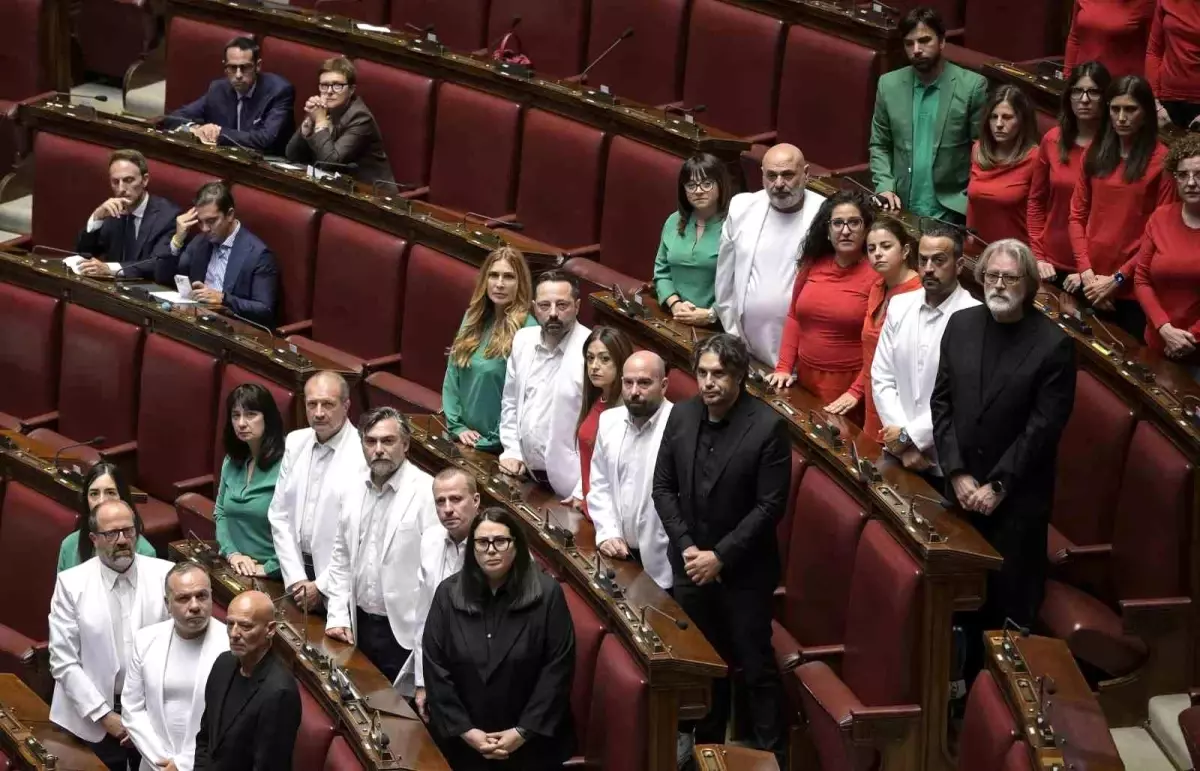 İtalya’da muhalefet vekilleri, parlamentoya Filistin bayrağının renklerini taşıyan kıyafetlerle girdi