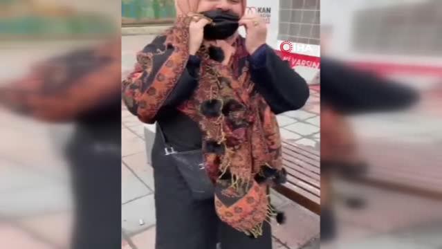 İyiliksever genç, soğuk havada çorap satan yaşlı kadının tüm ürünlerini satın aldı: Üşümüşsün, git bugün dinlen!