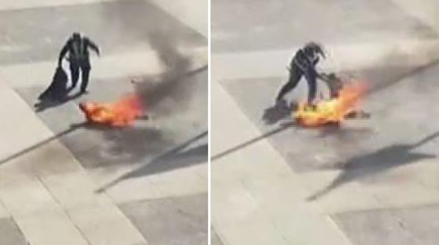İzleyenlerin tüyleri diken diken oldu! Herkesin gözü önünde kendini ateşe veren adam feci şekilde yandı