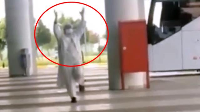 İzmir Otogarı'nda bekleyen cübbeli vatandaş, sigara içenlere tepki gösterdi: Benim karşımda sigara yakma