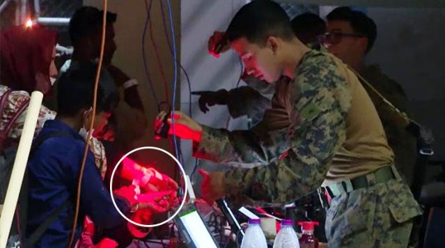 Kabil'den tahliye edilen kişilere ABD askerleri barkodlu bileklik taktı