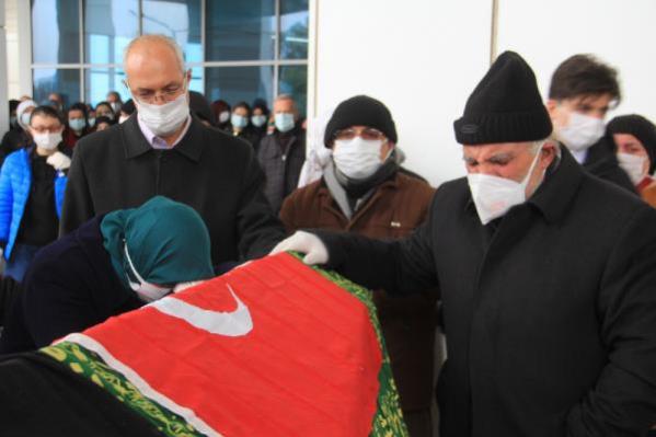 Kadere bak! Kızının cenazesinde 