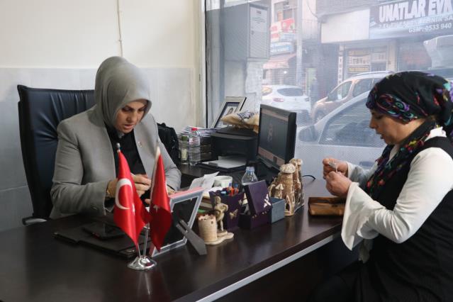 Kadın muhtar 40 çocuğu gelin olmaktan kurtardı