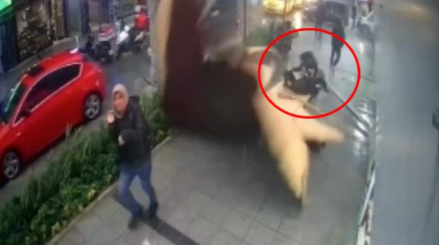 Kağıthane'de lodos dehşeti! Çatı anne ile oğlunun üstüne uçtu