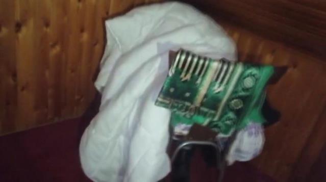 Kahvehane baskınında çarşafın altına gizlenen adam polisleri de güldürdü