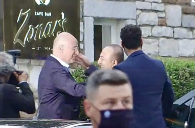 Kameralar önünde tartışmışlardı! Bakan Çavuşoğlu ile Yunan mevkidaşı sarmaş dolaş