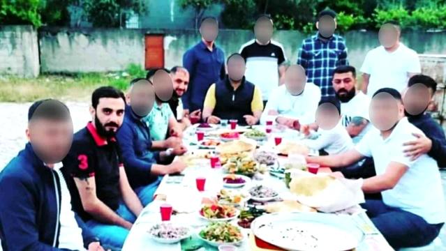 Katilleriyle aynı sofrada yemek yedi! Sonra da onların kurşunlarının hedefi oldu! İşte o sofranın fotoğrafları